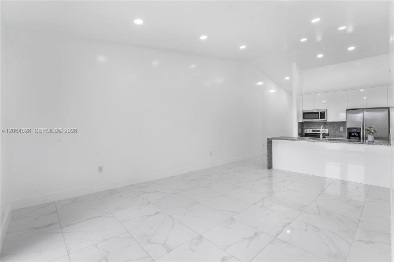 6742 NW 188th Ter , Unit 6742, Hialeah, FL 33015 Photo
