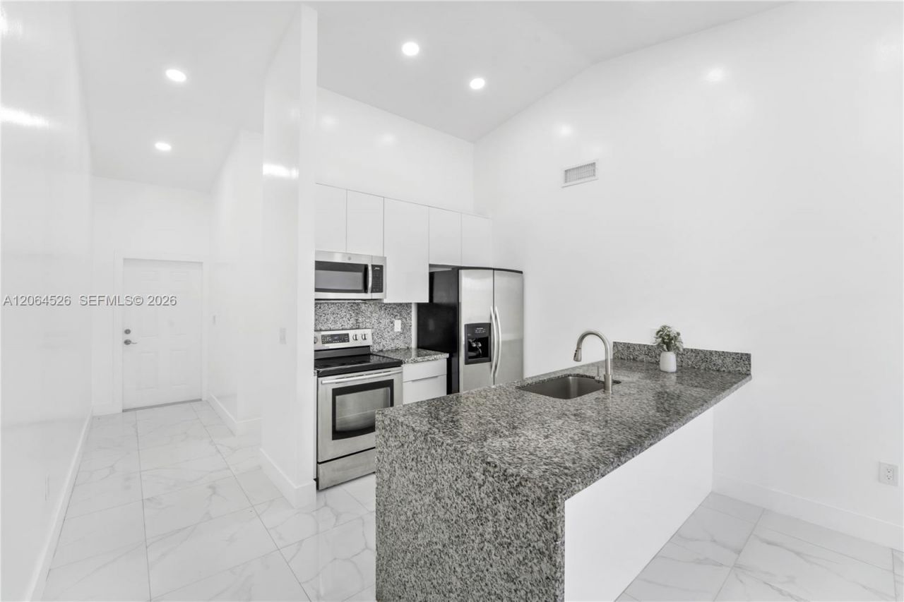 6742 NW 188th Ter , Unit 6742, Hialeah, FL 33015 Photo