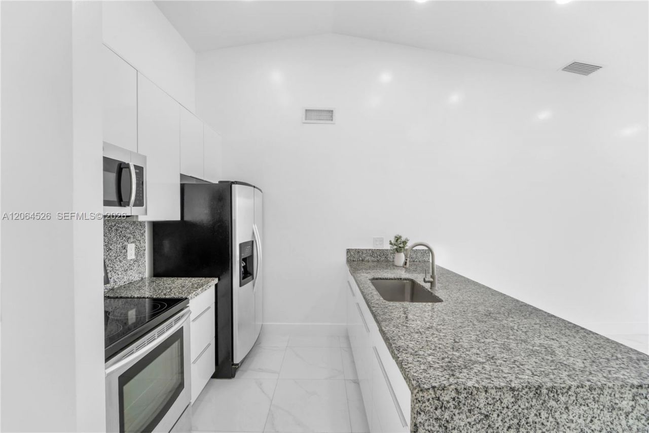 6742 NW 188th Ter , Unit 6742, Hialeah, FL 33015 Photo