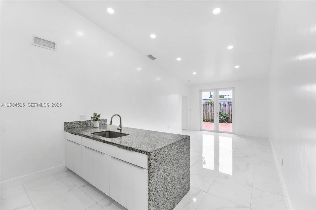 6742 NW 188th Ter , Unit 6742, Hialeah, FL 33015 Photo