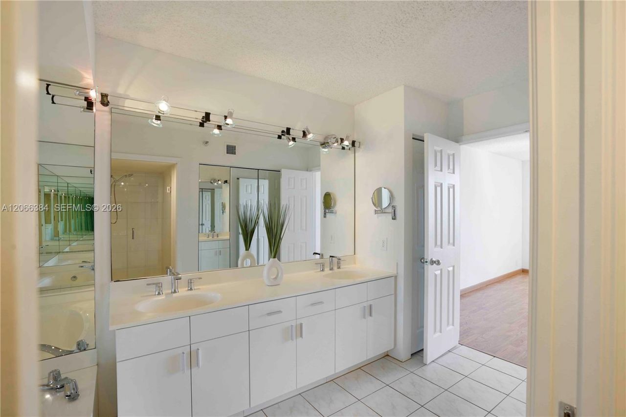 3530 Mystic Pointe Dr, Unit 3214, Aventura, FL 33180 Photo