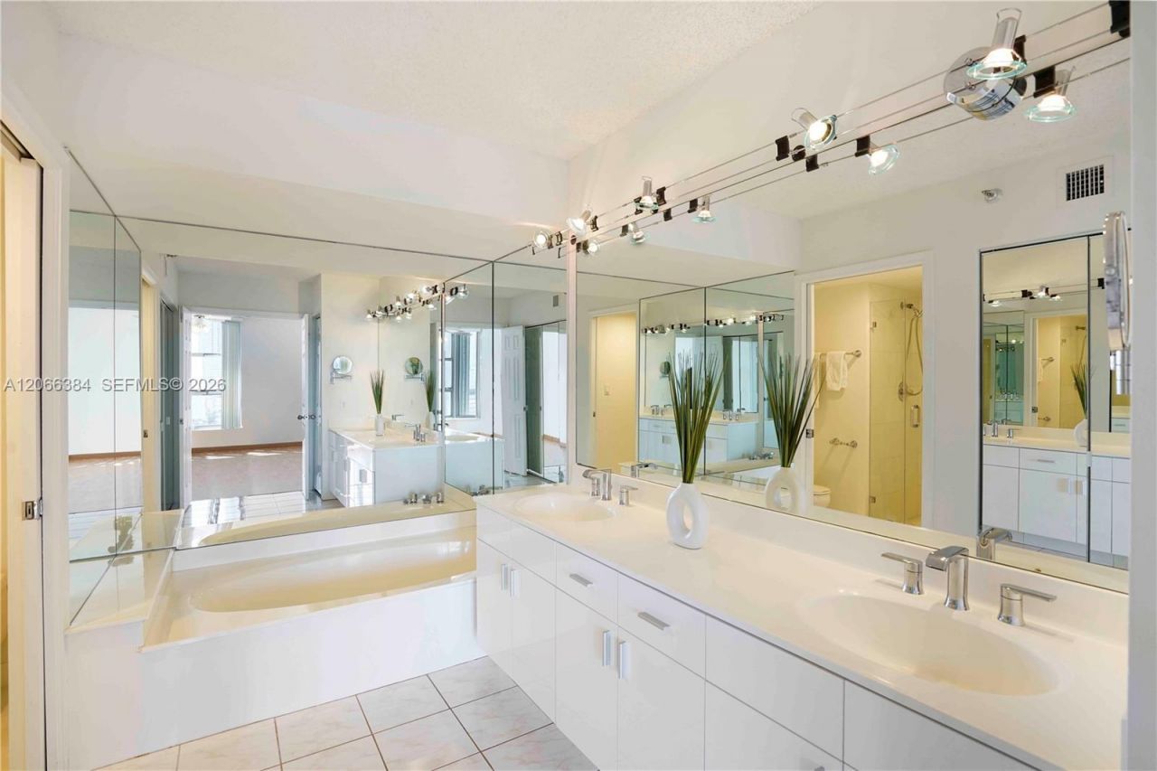 3530 Mystic Pointe Dr, Unit 3214, Aventura, FL 33180 Photo