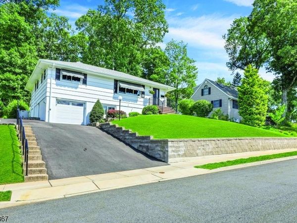 37 Hilltop Ter, Bloomingdale, NJ 07403