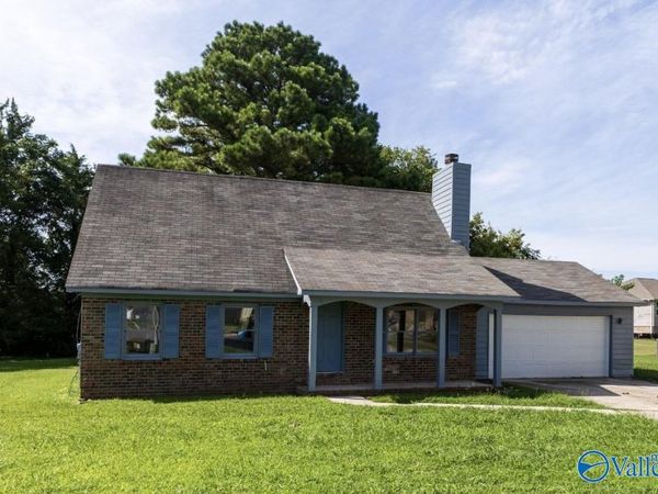3717 NW Gardenside Drive NW, Huntsville, AL 35803