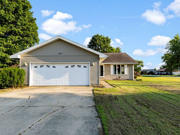 1971 Fleming Street , Watseka, IL 60970