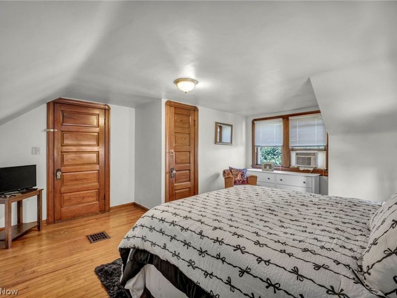 852 Starkweather, Cleveland, OH 44113 Photo 17