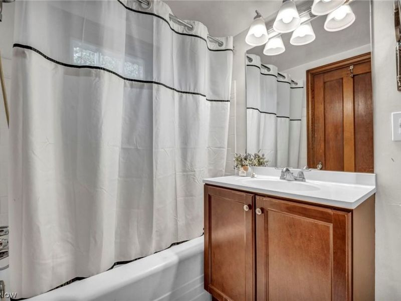 852 Starkweather, Cleveland, OH 44113 Photo 23