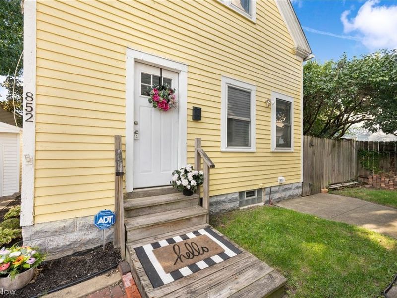 852 Starkweather, Cleveland, OH 44113 Photo 3