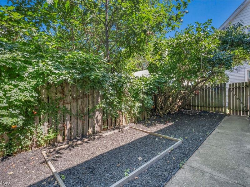 852 Starkweather, Cleveland, OH 44113 Photo 32