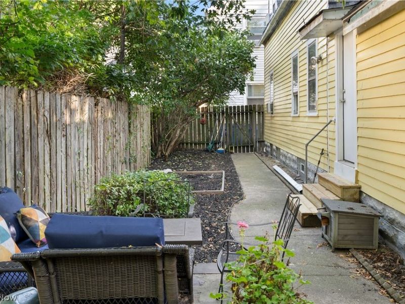 852 Starkweather, Cleveland, OH 44113 Photo 35