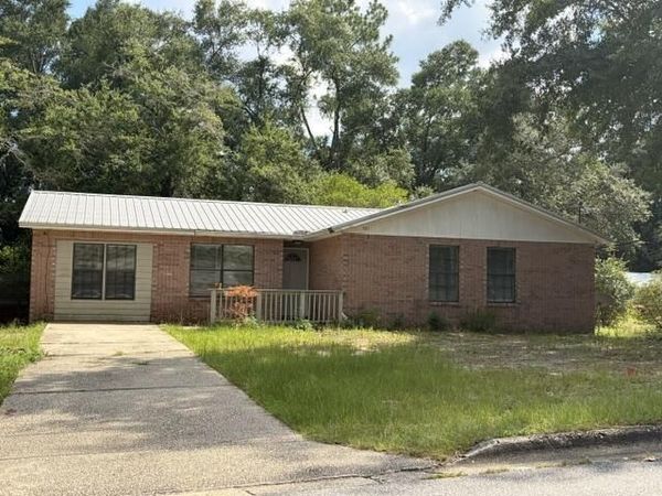 501 E Robinson Avenue, Crestview, FL 32539