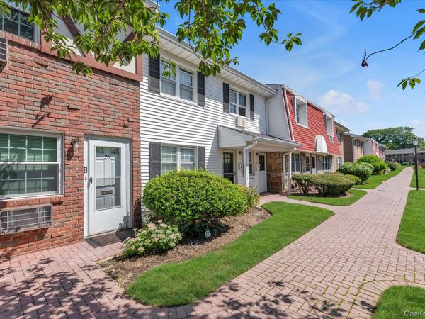 25 Springwood Drive, North Babylon, NY 11703