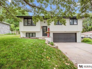 5615 Hallcliffe Court, Lincoln, NE 68516