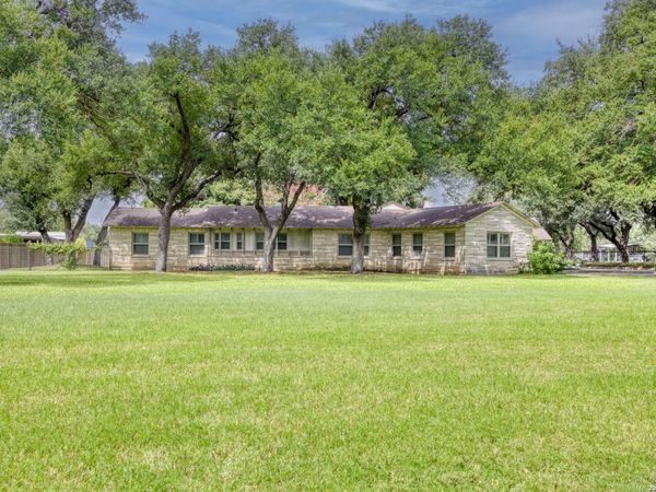 929 Black St, Uvalde, TX 78801
