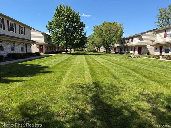 196 Princeton Drive, South Lyon, MI 48178