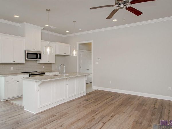 1415 Pelican Club Dr, Baton Rouge, LA 70820