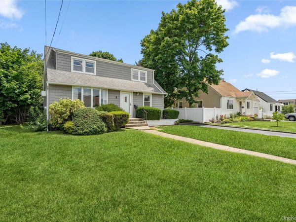 5 Center Court , Bethpage, NY 11714
