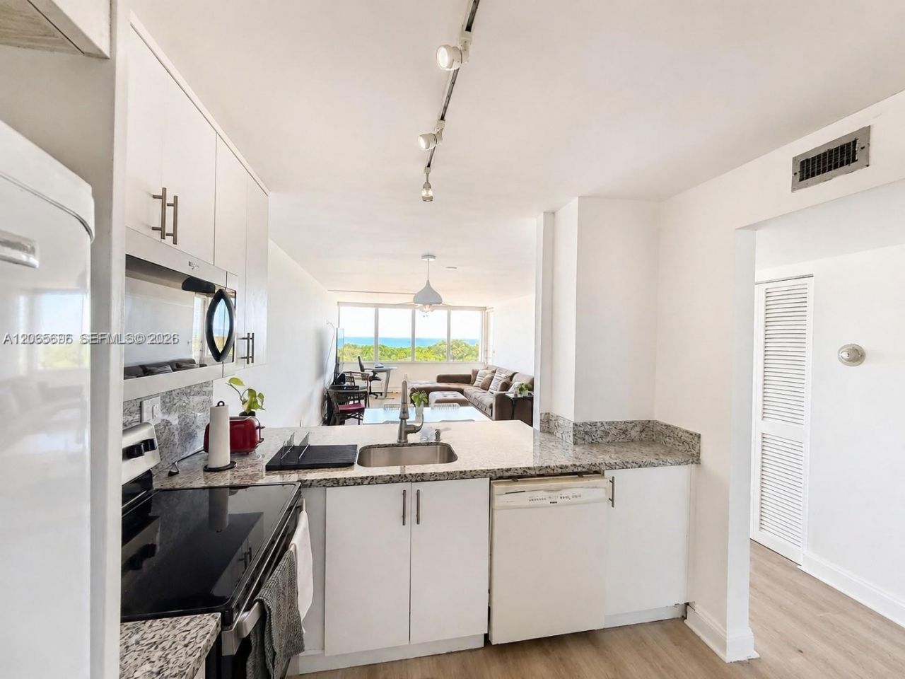 8233 Harding Ave, Unit 703, Miami Beach, FL 33141 Photo