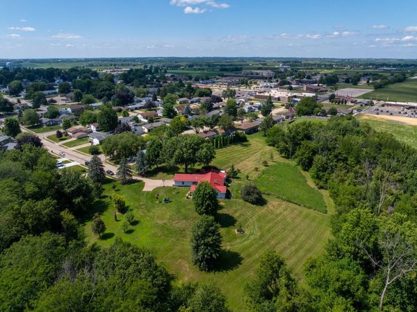 930 11th Avenue N, Clinton, IA 52732