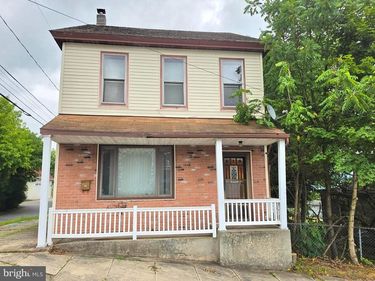 2 E COLLIERY AVENUE, TOWER CITY, PA 17980