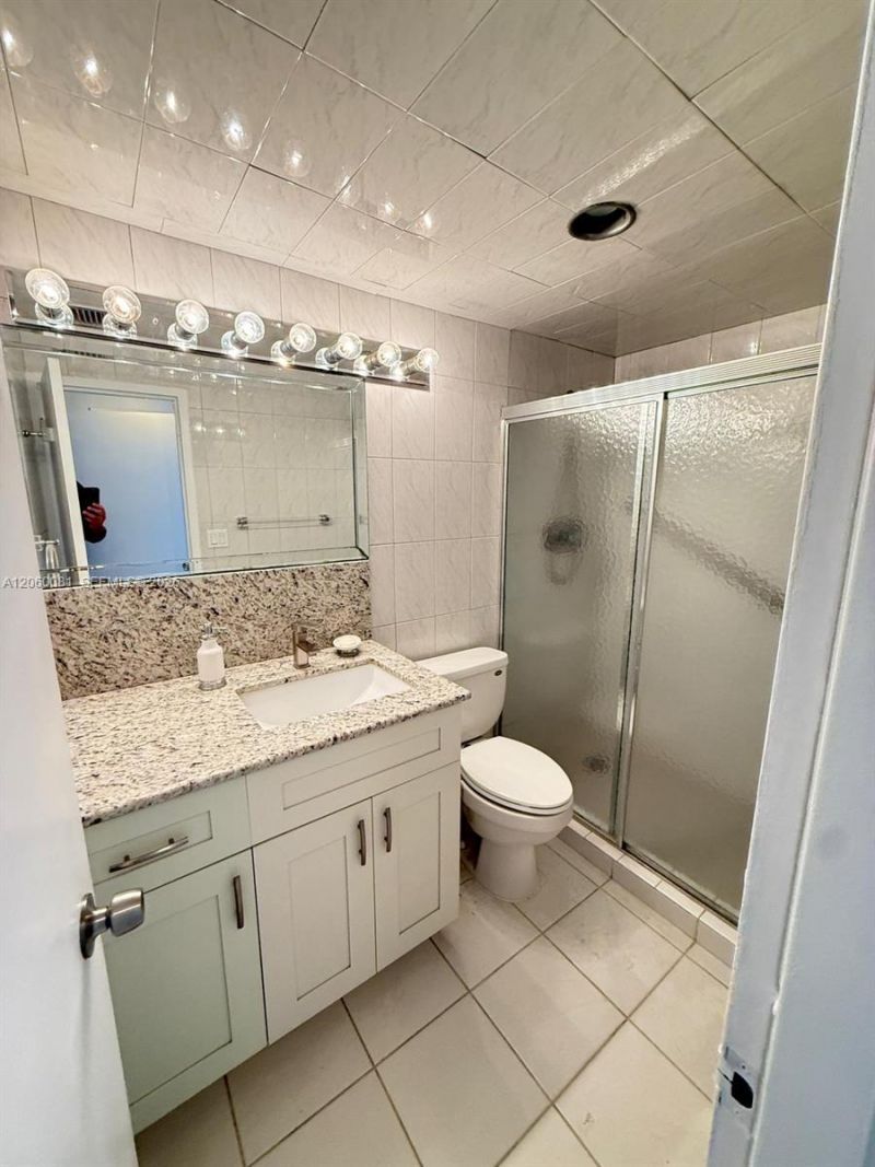 5825 Collins Ave , Unit 7B, Miami Beach, FL 33140 Photo