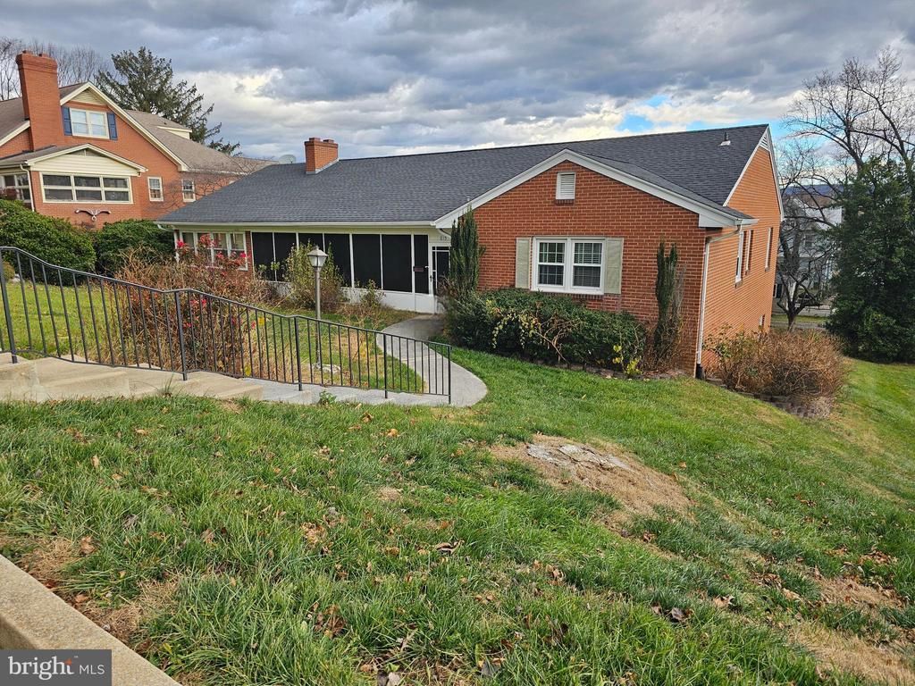 615 Villa Avenue, Unit A, Front Royal, VA 22630 Main Photo