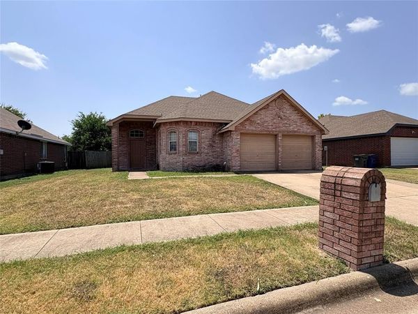 304 W Glen Meadow Drive, Glenn Heights, TX 75154