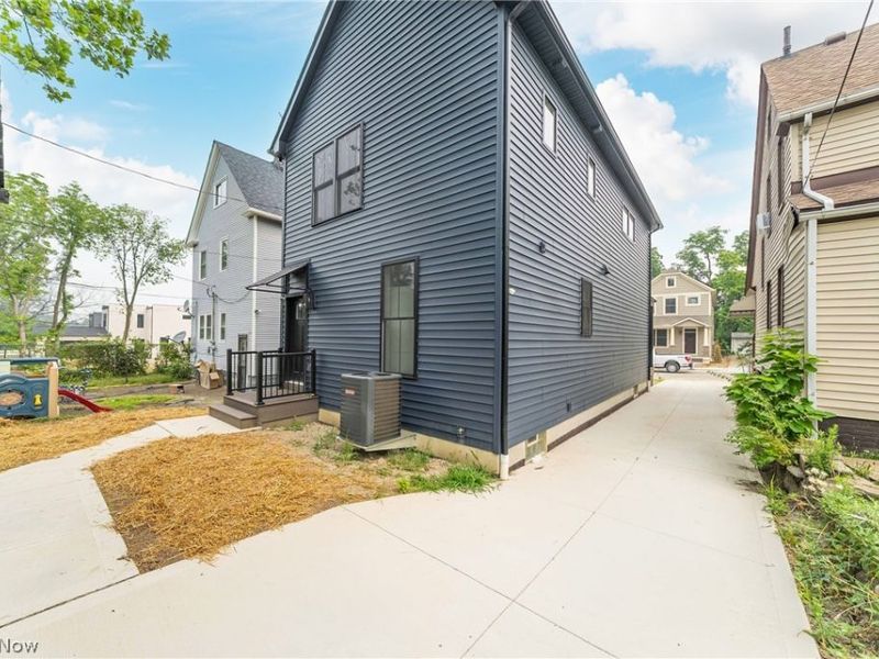 1886 Woodlawn Avenue, Cleveland, OH 44112 Photo 11