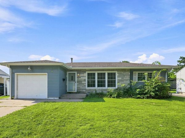 550 E 28th Avenue E, Moline, IL 51265