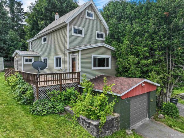 801 W Calverley Avenue, Houghton, MI 49931
