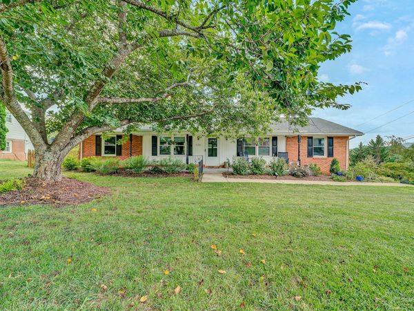 526 Aragona DR , Vinton, VA 24179
