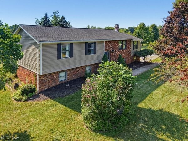 2190 Waterbury Drive , Uniontown, OH 44685