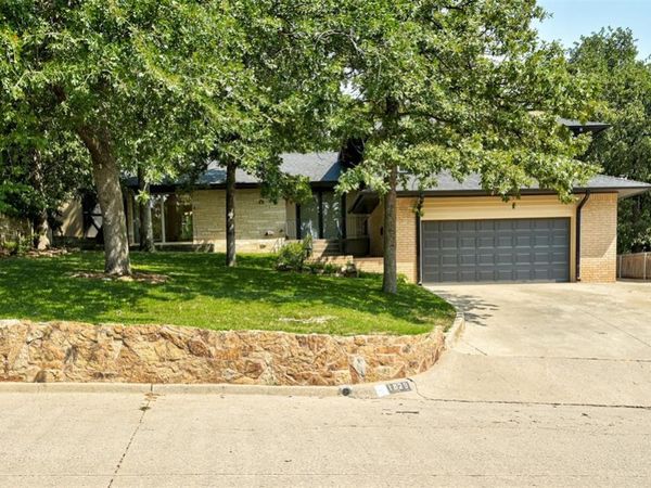 1829 N Oakhill Road, Bethany, OK 73008