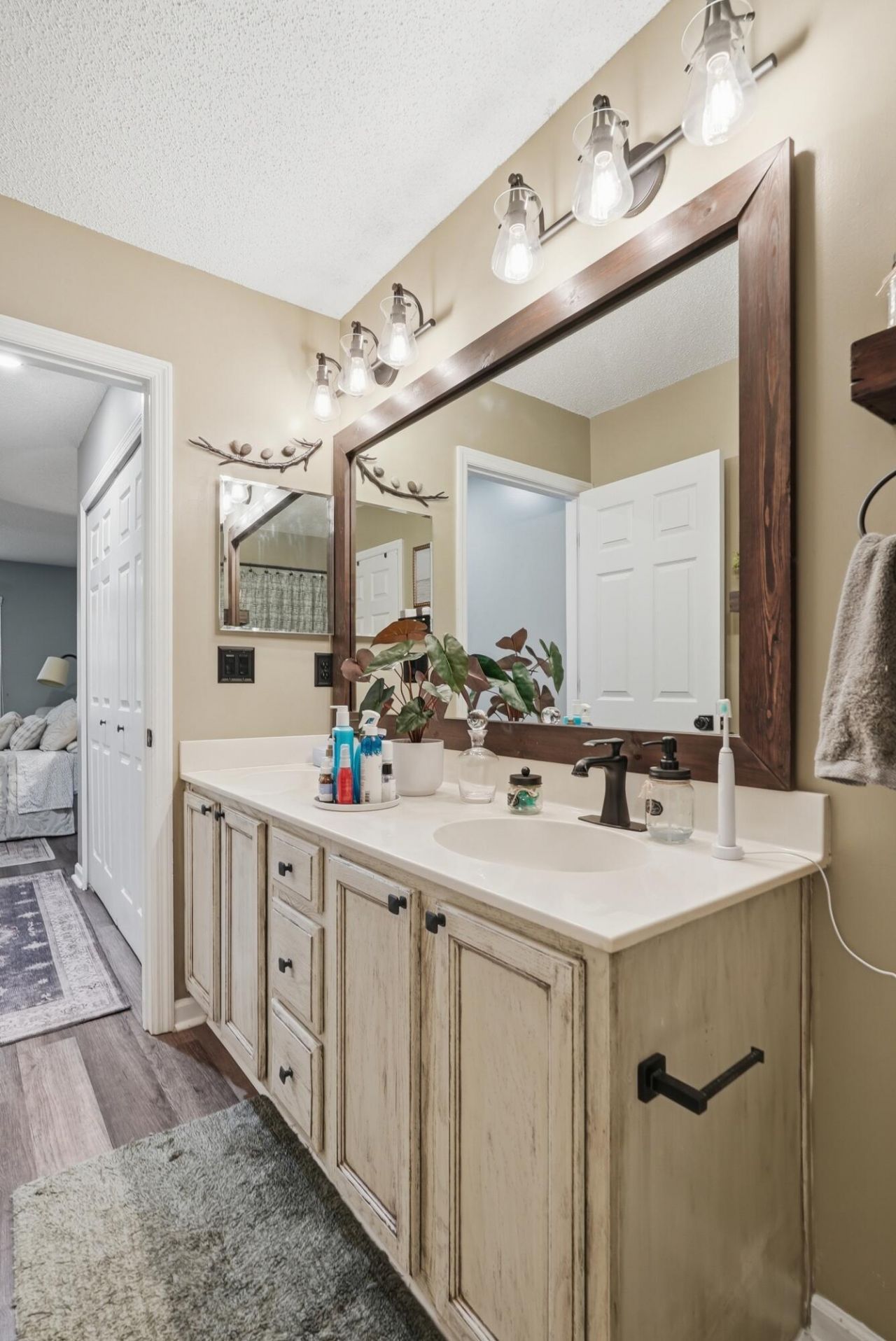 8089 Shadow Oak Drive Photo 23