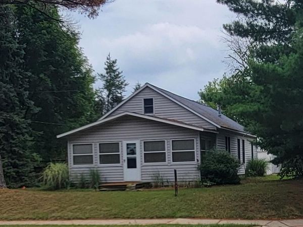 8 E Barton Street, Newaygo, MI 49337