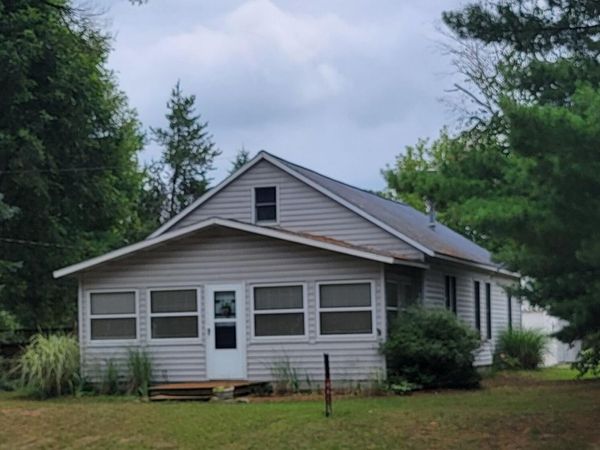 8 E Barton Street, Newaygo, MI 49337
