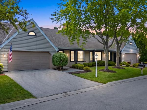 945 W Shaker CIRCLE, Mequon, WI 53092