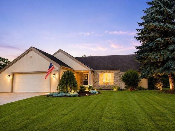 W226N2555 Oakwood LANE, Waukesha, WI 53186