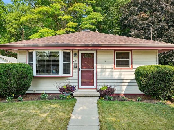 423 N Hine AVENUE, Waukesha, WI 53188