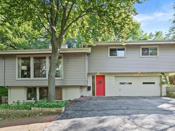 609 Downing DRIVE, Waukesha, WI 53186