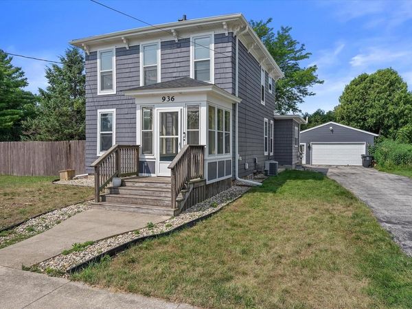 936 S Silver Lake STREET, Oconomowoc, WI 53066
