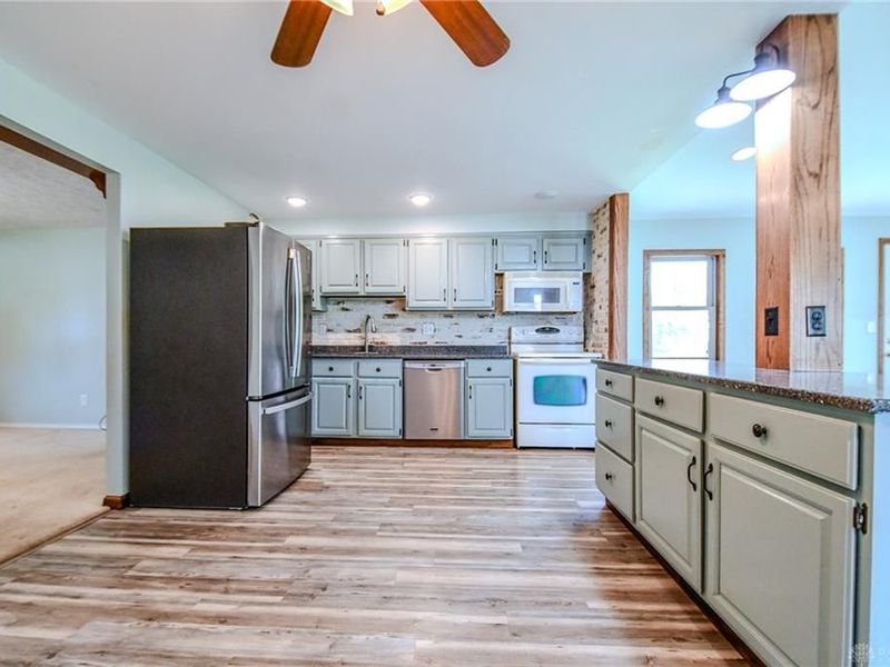 7240 Stonehurst Drive, Huber Heights, OH 45424 Photo 11