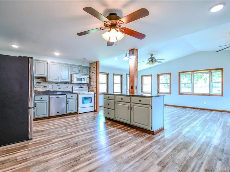 7240 Stonehurst Drive, Huber Heights, OH 45424 Photo 7