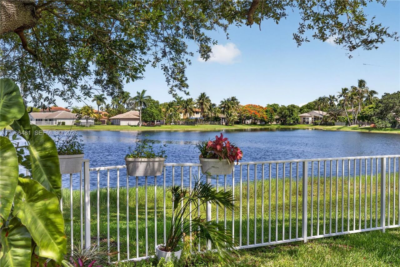 480 Cambridge Dr, Weston, FL 33326 Photo