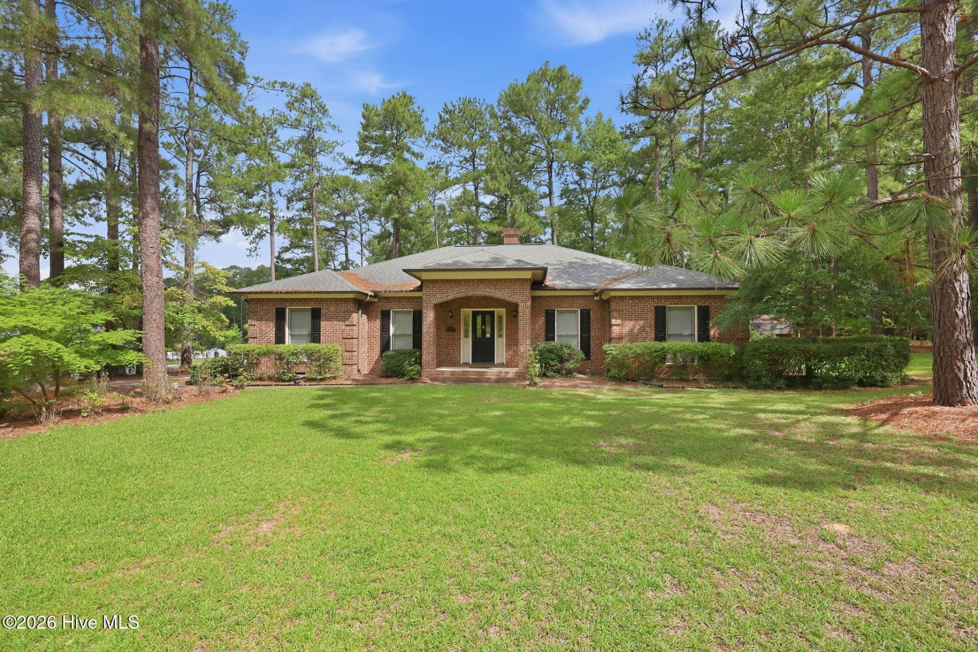 335 W Hedgelawn Way, Southern Pines, NC 28387 Main Photo