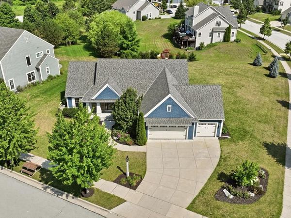 1724 Moccasin TRAIL, Waukesha, WI 53189