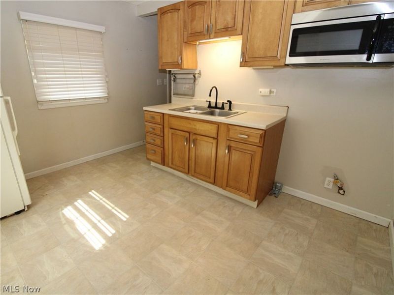 654 Poplar Street, Elyria, OH 44035 Photo 3