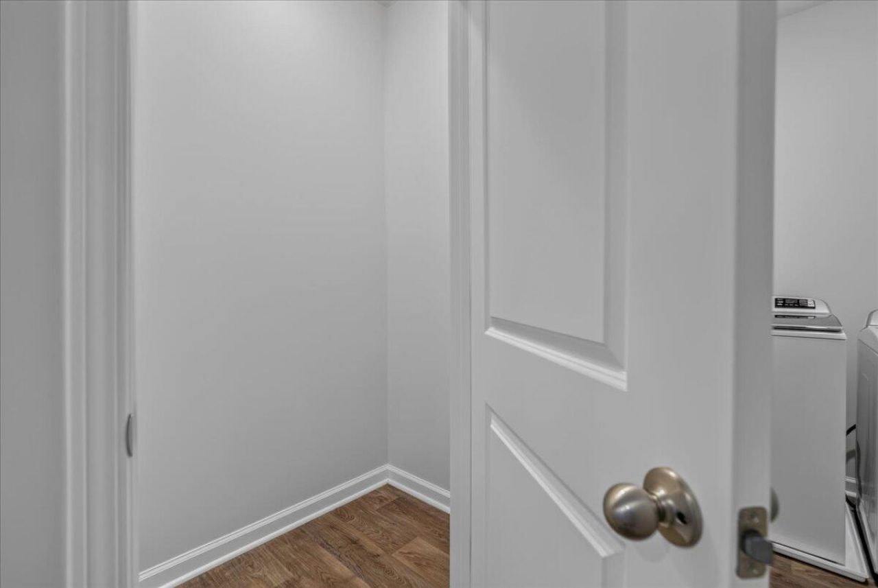 150 Cloverleaf Street Photo 17