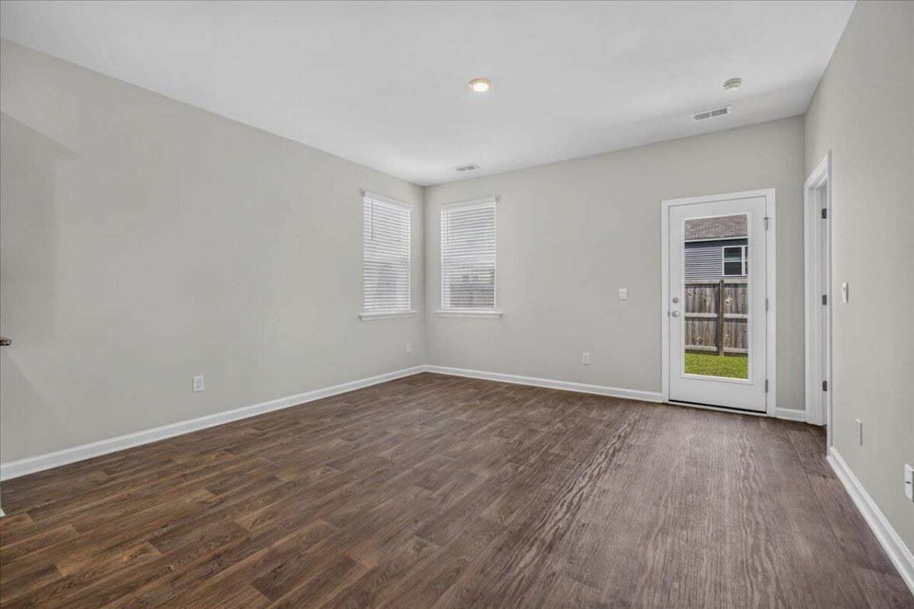 150 Cloverleaf Street Photo 19