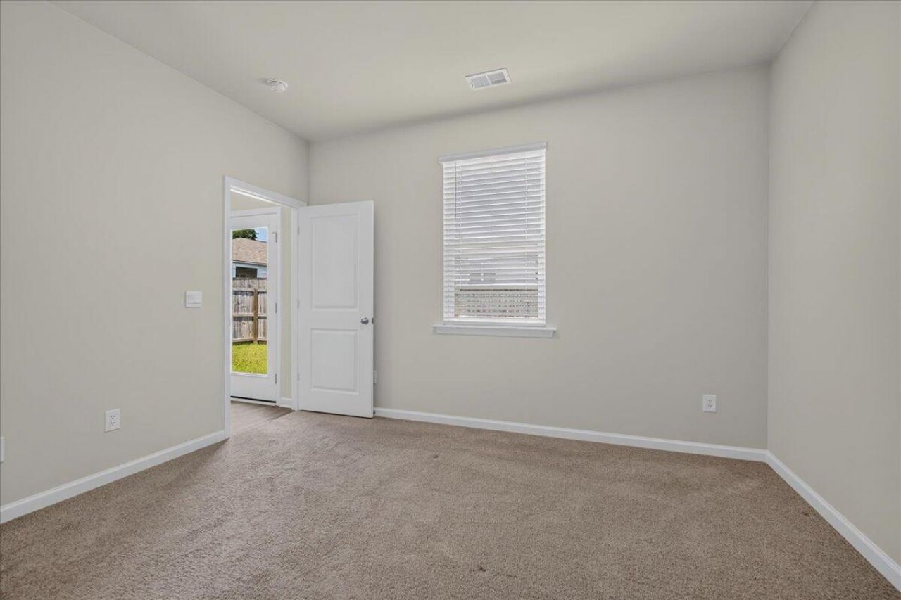 150 Cloverleaf Street Photo 25